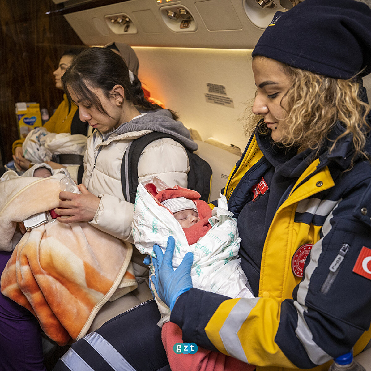 Bebeklerin uçaktan teslim alınması sırasında Bakanlık Çocuk Hizmetleri Genel Müdürlüğü yetkilileri de hazır bulundu.<br>