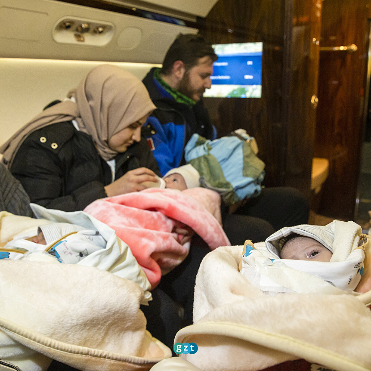 Deprem enkazından çıkartıldığı öğrenilen 2 bebeğin isimleri bilinmediği için, üzerlerinde bu bilgiler dışında "Enkaz bebek" ifadesine yer verildiği görüldü.
