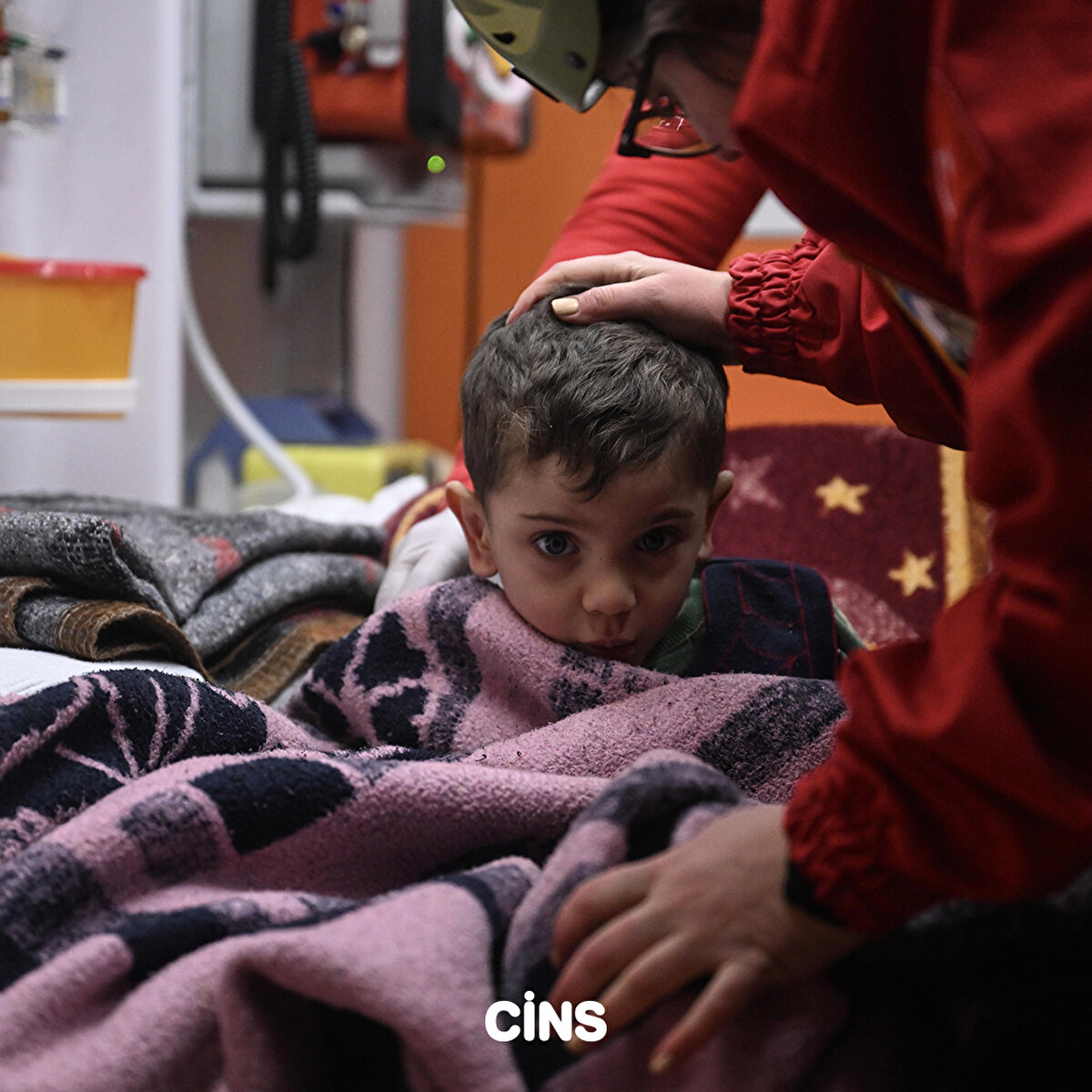 Çalışmalar neticesinde 38 yaşındaki Fatma Tanık, enkazdan çıkarılarak hastaneye kaldırıldı