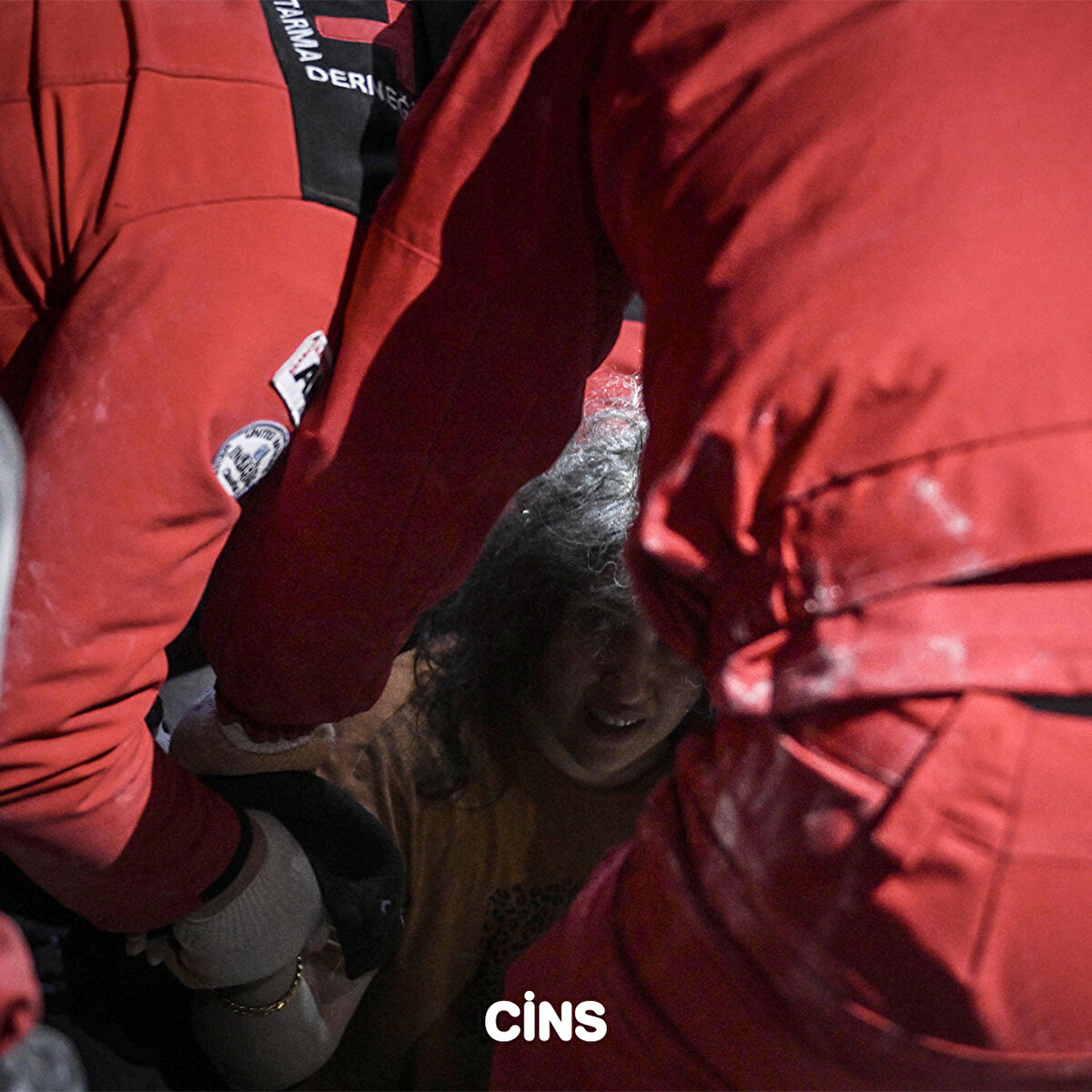 Aynı enkazdan depremin ardından 45 saat sonra kurtarılan ve yarım saat önce hastaneye kaldırılan 3,5 yaşındaki Muhammed Yusuf Tanık'ın annesi olduğu öğrenildi