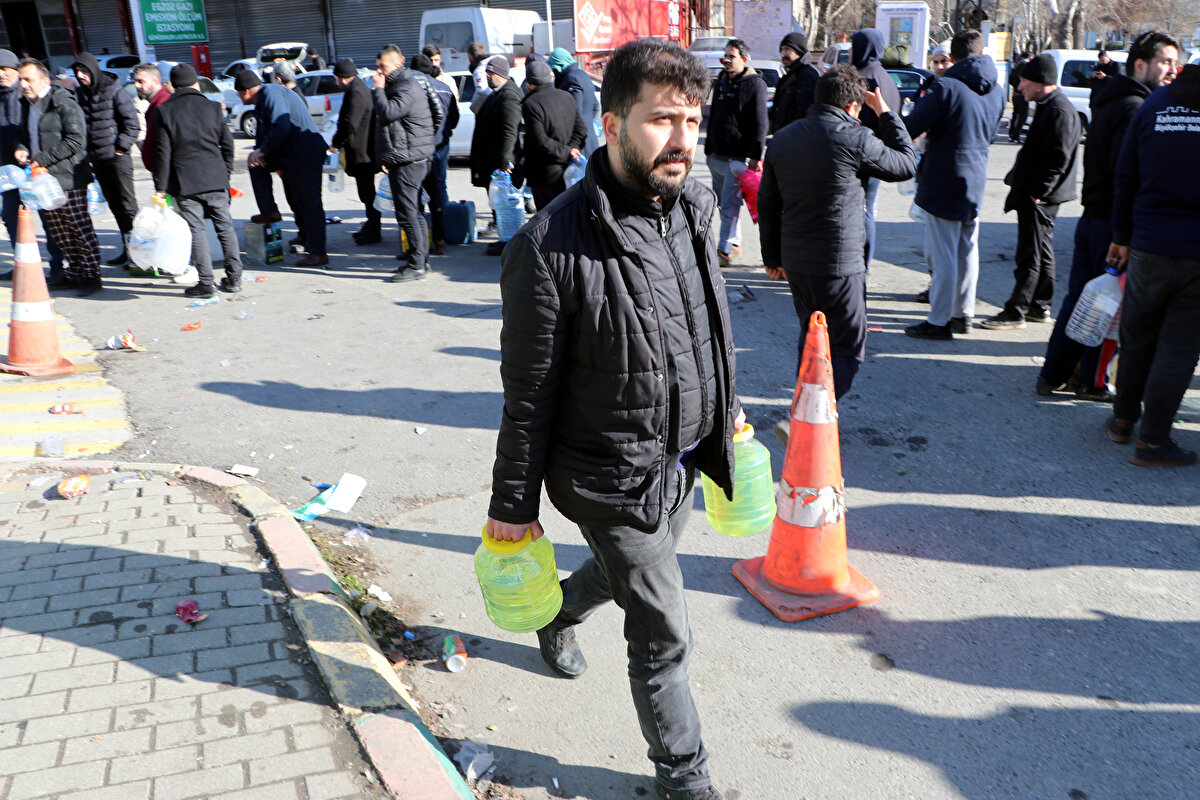 KOTA UYGULAMASI BAŞLADI<br>Birçok akaryakıt istasyonu, yoğun talep nedeniyle herkesin akaryakıta ulaşmasını sağlamak için kota uygulaması başlattı. Bazı istasyonlar 10, bazı istasyonlar ise 20 litre yakıt sınırı koyarak herkesin ihtiyacına cevap vermeye çalışıyor. Vatandaşlar, evlerine giremedikleri için geceleri araçlarında geçirdiklerini ve soğuk nedeniyle araçlarının klimasını kullandıklarını ifade ederken, akaryakıt ihtiyaçlarını karşılayabilmek için saatlerce kuyrukta beklediklerini söyledi.