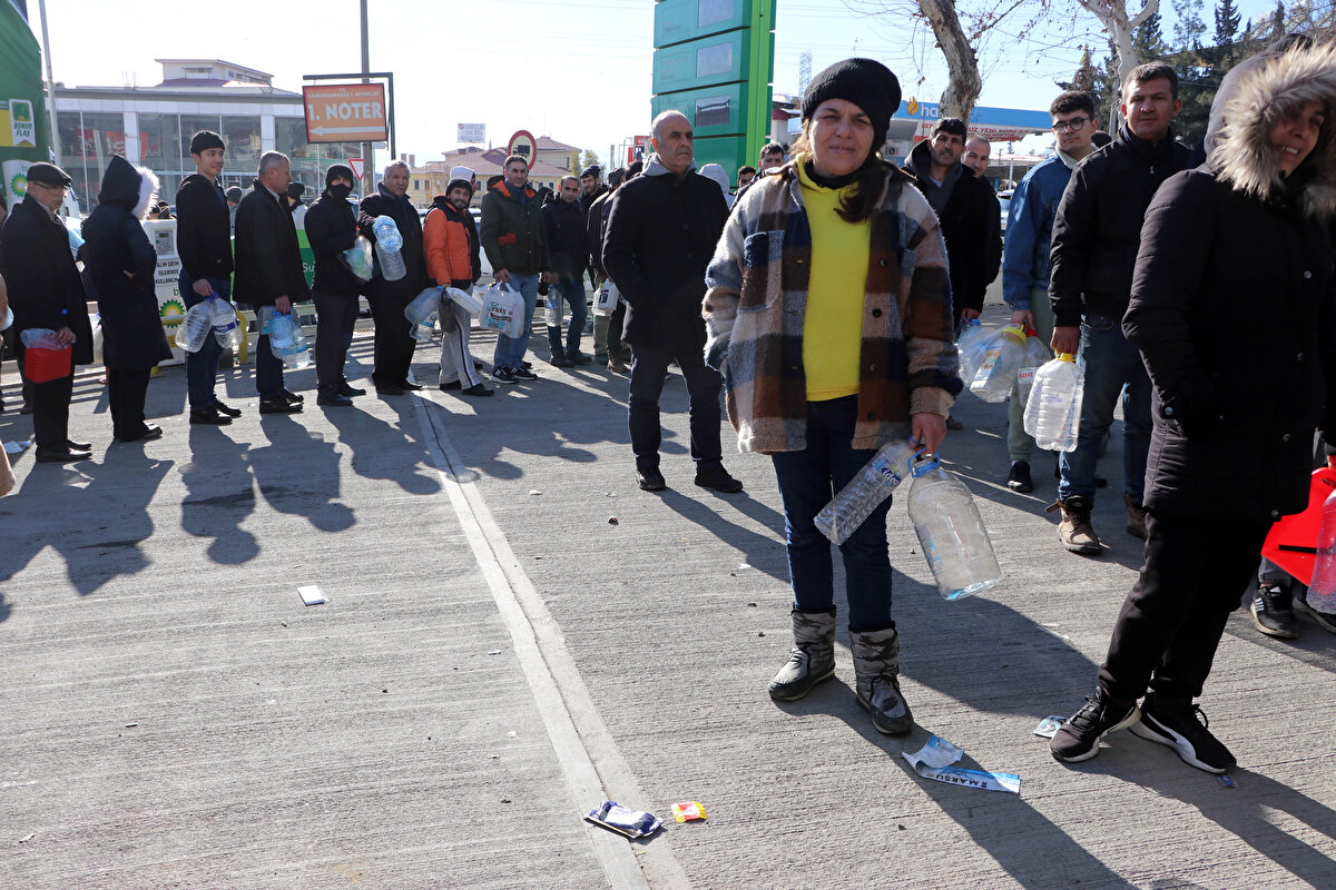 'SAATLERCE KUYRUKTA BEKLİYORUZ'<br>Uğur Ayhanpınar ise yağış ve soğuk hava nedeniyle eşi ve çocuklarıyla güvenli olduğu için geceleri arabada geçirdiklerini dile getirerek, “Depremde babamı kaybettim. Şimdi evimize giremediğimiz için geceleri arabada geçiriyoruz. Arabanın da yakıt ihtiyacını karşılamak için saatlerce kuyrukta bekliyoruz" diye konuştu.