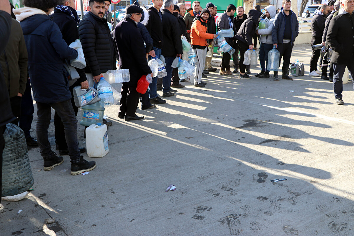 Vatandaşlar, araçlarını evleri gibi kullandığı için akaryakıt tüketimi de arttı. Ancak akaryakıt istasyonları yoğun talebi karşılamakta güçlük yaşıyor. Akaryakıt istasyonlarının önünde araçlarıyla gelenler uzun kuyruk oluşturuyor. Birçok kişi ise bidonlarla gelerek kuyruğa girip bekledikten sonra aldıkları yakıtlarını araçlarının deposuna dolduruyor.