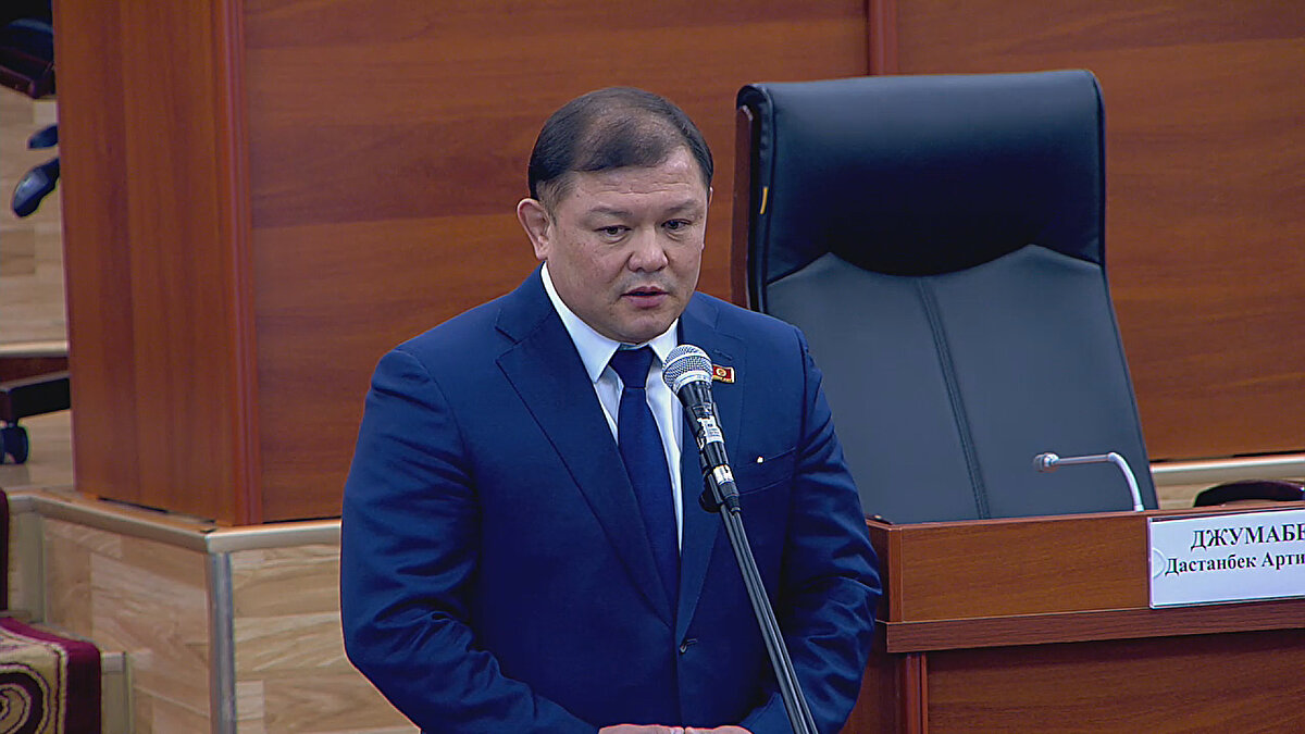 Milletvekili Nurjigit Kadırbekov, Türkiye Türkçesiyle yaptığı konuşmada, "Değerli kardeşlerimiz. Biz çok üzüntülüyüz. Yakınlarını kaybeden ailelere başsağlığı diliyoruz. Yaralılara acil şifa diliyoruz. Bu zor zamanda Türkiye, senin yanındayız. Geçmiş olsun. Allah yardımcınız olsun." ifadelerini kullandı.