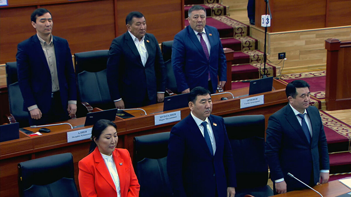 Bir dakikalık saygı duruşunun ardından Şakiyev, "Dünyada istikrar olsun. Allah her türlü kaza beladan korusun." temennisinde bulundu.<br><br>Milletvekili Dastanbek Cumabekov, "6 Şubat'ta kardeş ülkede deprem oldu. 5 binden fazla kişi yaşamını yitirdi, şehirlerde altyapılar çöktü. Türkiye Cumhuriyeti zor günler geçiriyor. Bu nedenle Türkiye halkına, Türkiye Cumhurbaşkanı Recep Tayyip Erdoğan'a, Türkiye Büyük Millet Meclisi (TBMM) Başkanı Mustafa Şentop'a derin bir üzüntüyle başsağlığı dileklerimizi iletiyoruz. Türk halkının bu zor günlerin üstesinden geleceğine inanıyorum" dedi.