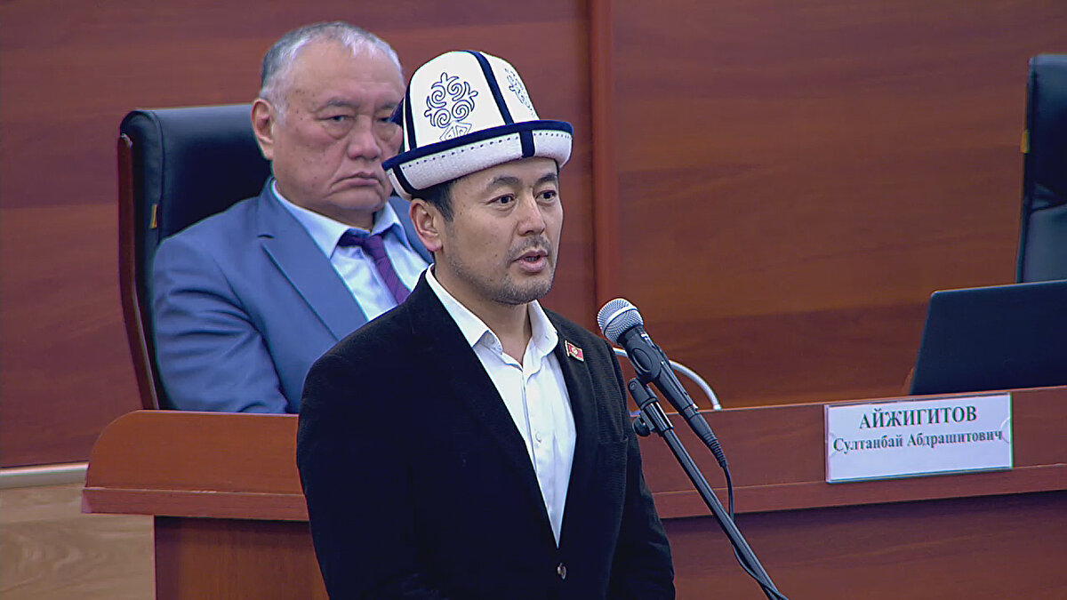 Arama kurtarma ekibini Türkiye'ye gönderen Kırgızistan hükümetine teşekkür eden Kadırbekov, Kırgız arama kurtarma ekibinin bir Türk kadını tarafından nasıl sevinçle karşılandığının video kaydını gördüklerini kaydetti.<br><br>Kadırbekov, depremzedelerin acil ihtiyaç duyduğu çadırların gönderilmesi tavsiyesinde bulundu.<br><br>Milletvekili Şayloobek Atazov da Kırgızistan'ın bağımsızlığını ilk kabul eden ülkenin Türkiye Cumhuriyeti olduğunu anımsatarak "Kardeş halkımızın depremden etkilenmesine yüreğimiz sızlıyor. Her türlü yardımı göndermeye razıyız. Biz Türk kardeş halkıyla daima birlikteyiz." diye konuştu.<br><br>Kırgızistan Cumhurbaşkanı Sadır Caparov'un talimatı üzerine Kırgızistan Acil Durumlar Bakanlığı, arama kurtarma görevlileri, sağlık çalışanları ve psikologlardan oluşan 63 kişilik ekibi Türkiye'ye göndermiş, ülkede yardım kampanyası başlatmıştı.