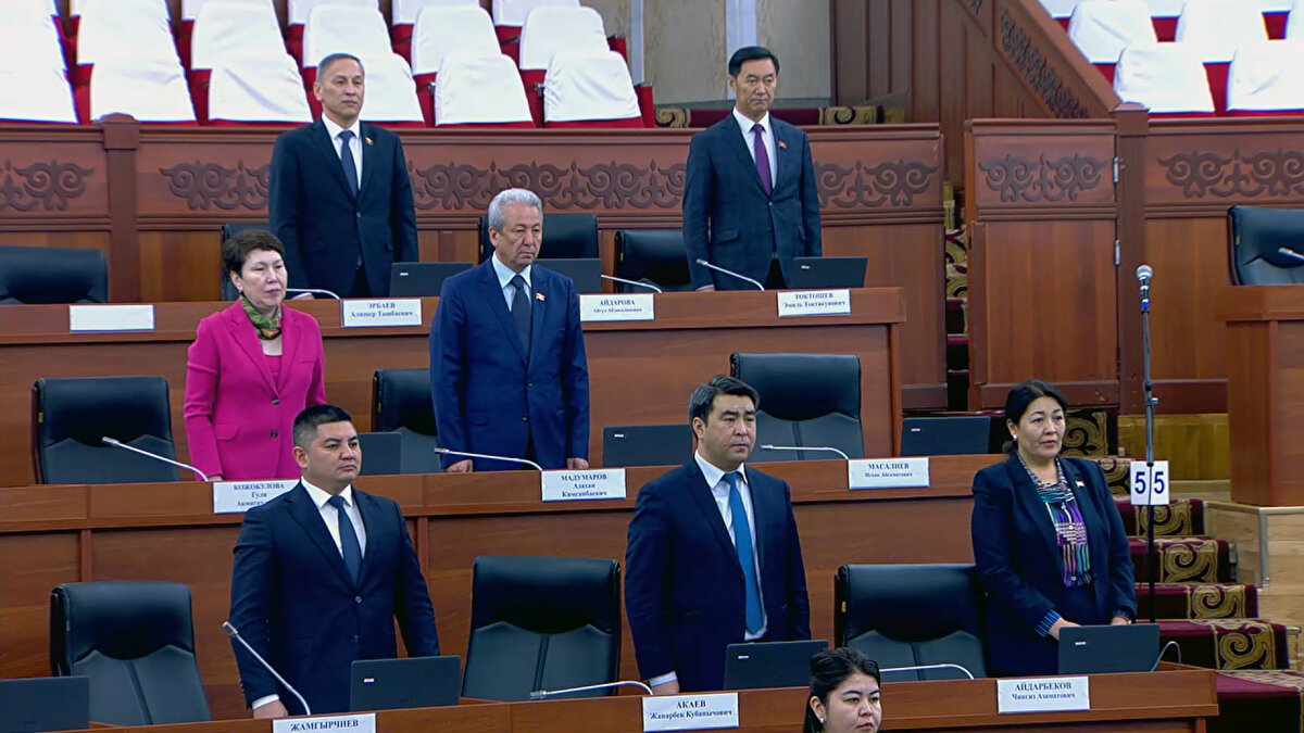 Cumabekov, Kırgızistan Cumhurbaşkanı Sadır Caparov'un talimatlarıyla Acil Durumlar Bakanlığının, Türkiye'ye arama kurtarma ekibi gönderdiğini belirterek "Türkiye'de neye ihtiyaç duyuluyorsa her türlü yardımı göndermeye razıyız ve hazırız." diye konuştu.<br>