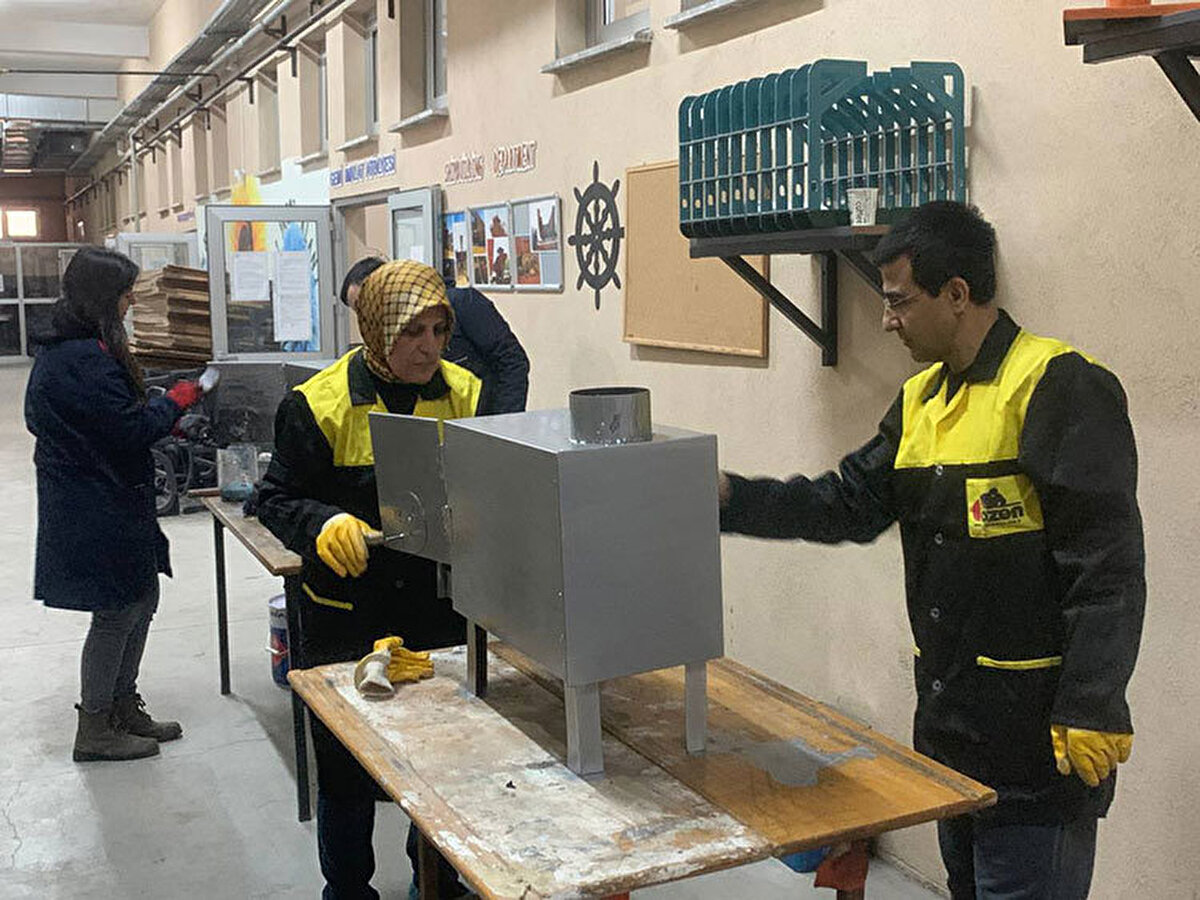 Bandırma Mesleki ve Teknik Anadolu Lisesi Metal İşleri Alanına ait atölyede devam eden üretime okulun öğretmenleri ile bir grup öğrenci katılıyor. Üretilen sobalar, depremden etkilenen illerde geçici olarak çadırlarda barınan depremzedelere ulaştırılacak.