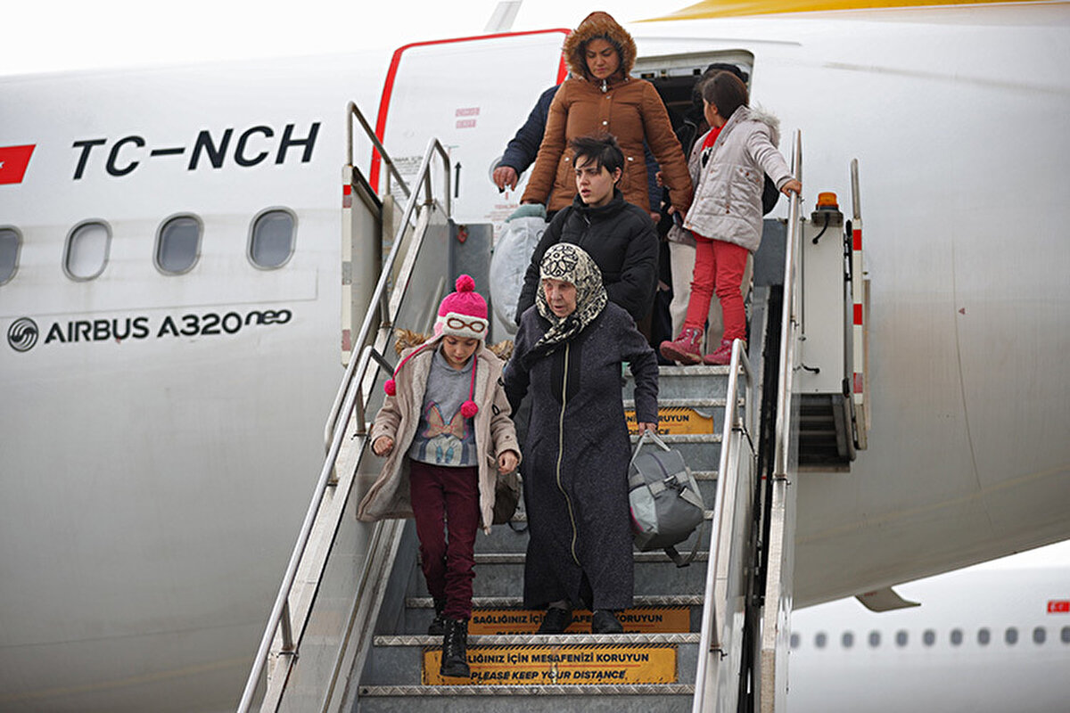 Havalimanından deprem bölgesine uzman ekiplerin yanı sıra araç gereç ile gıda sevkiyatı da sürüyor.