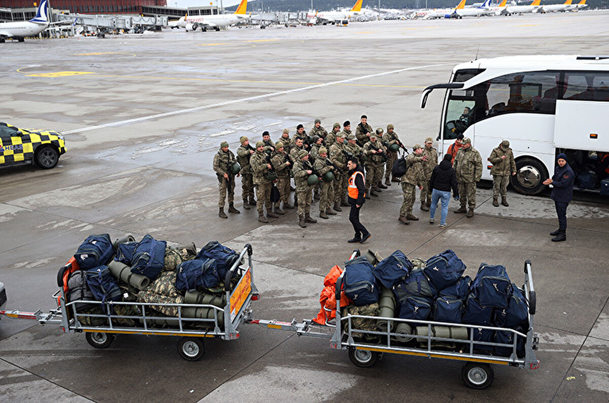 Sabahın erken saatlerinden itibaren alana gelen sağlık ekipleri ve askeri personel, Pegasus Hava Yolları'na ait bir uçakla Kahramanmaraş'a gönderildi.