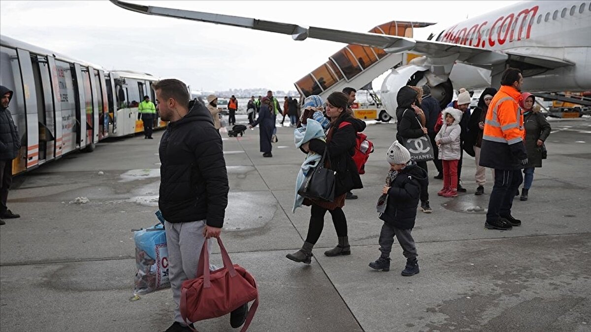 Bölgeye giden uçaklara, ekmek, su ile arama kurtarma faaliyetleri için ihtiyaç duyulan araç ve gereçler yerleştirildi.<br><br><iframe width="560" height="315" src="https://www.youtube.com/embed/70_iDFKBjuY" title="YouTube video player" frameborder="0" allow="accelerometer; autoplay; clipboard-write; encrypted-media; gyroscope; picture-in-picture; web-share" allowfullscreen></iframe>