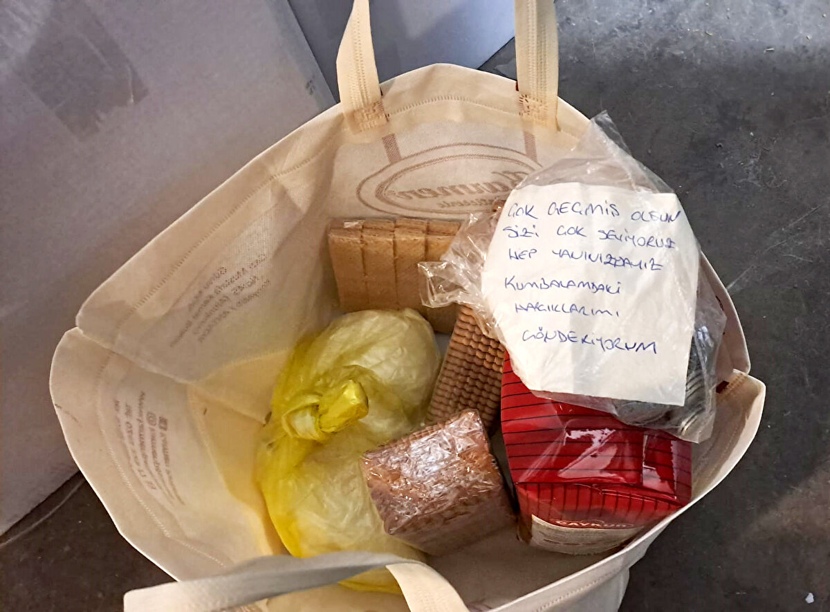 Belediye ekipleri ise ihtiyaç ürünlerini tek tek ayrıştırarak koliledi ve ardından TIR'lara yerleştirdi. Döşemealtı Belediyesi'nden 9 TIR, deprem bölgesine yardım götürdü.