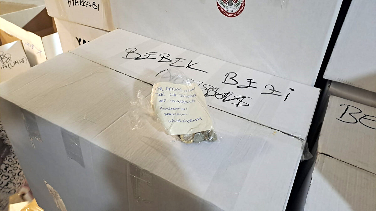 Depremzedeler için birçok şehirde yardım kampanyası düzenlendi. Antalya'daki Döşemealtı Belediyesi'ne gelen çok sayıda kişi barınma, yiyecek ve giyecek ürünleri getirdi.