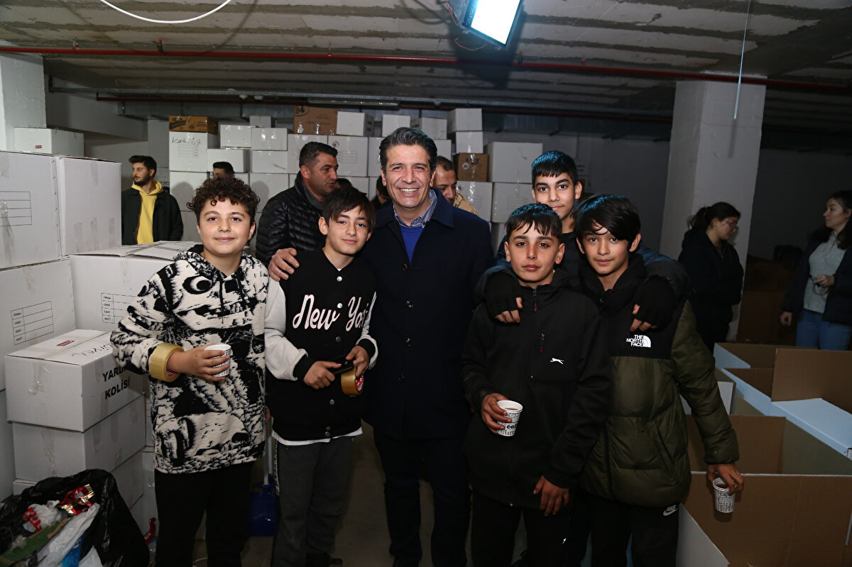 'HEP YANINIZDAYIZ'<br>İlçede 8 yaşlarındaki erkek çocuk, yardım kampanyası başlatıldıktan sonra kumbarasında biriktirdiği paraları, ailesiyle birlikte Döşemealtı Belediyesi yardım merkezine getirdi. Çocuğun, 'Çok geçmiş olsun. Sizi çok seviyoruz. Hep yanınızdayız. Kumbaramdaki harçlıklarımı gönderiyorum' notu herkesi duygulandırdı.