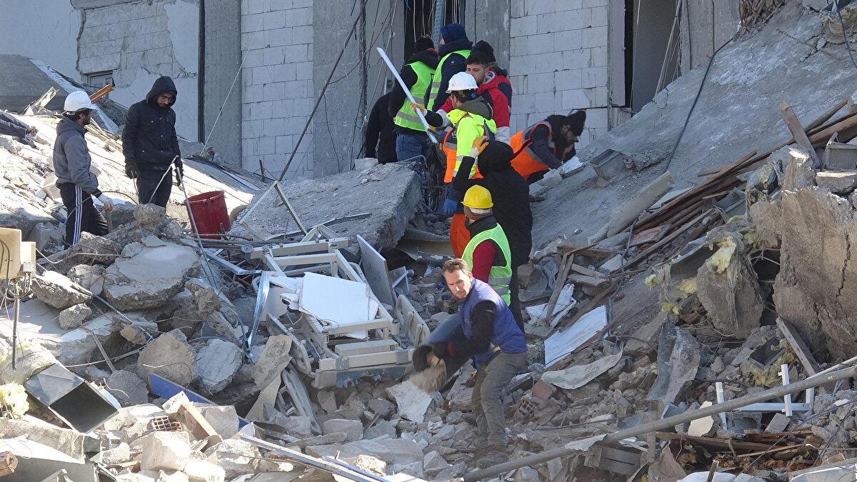 Hastalar ile sağlık personeli, göçük altında kaldı. Depremin 4'üncü gününde de arama-kurtarma çalışmalar sürüyor.