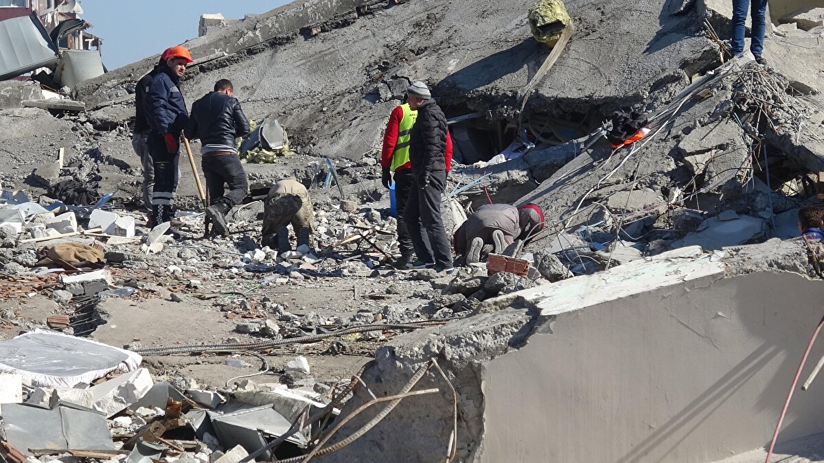 Enkaz altında kalanların yakınları, hastane bahçesinde umutlu bekleyişini sürdürüyor.