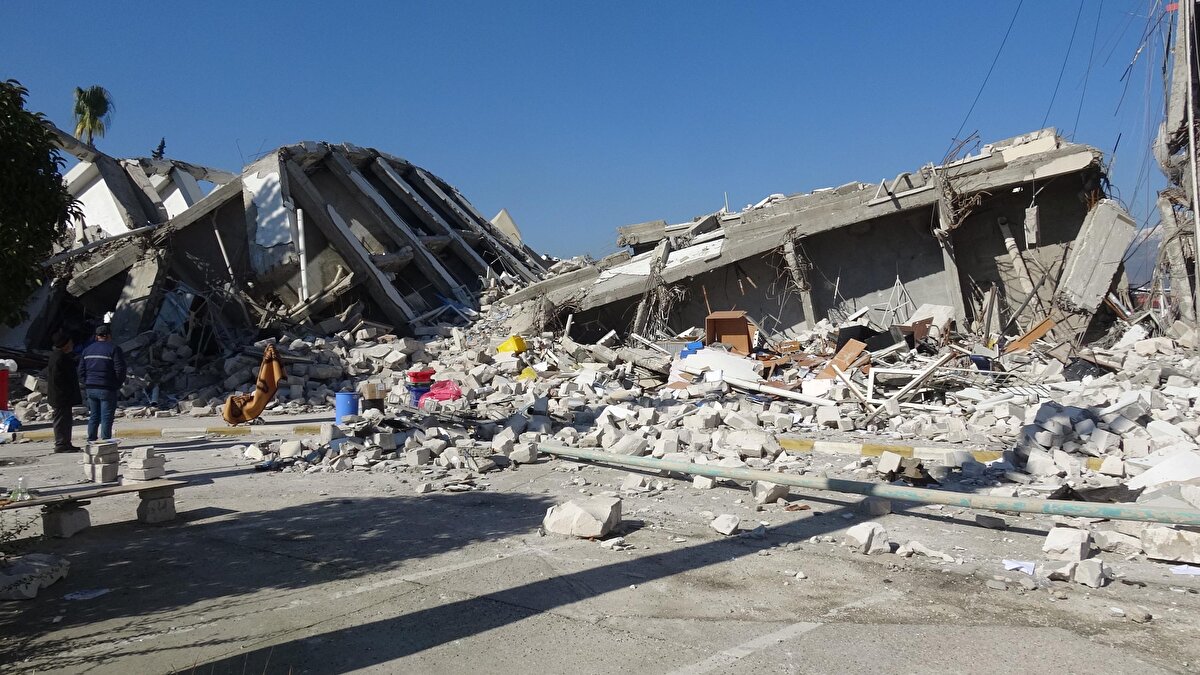 Metin Akçay, ağabeyi Murat Akçay'ın şeker hastası olduğunu, bu nedenle bir haftadır hastaneden yattığını belirterek, "Hastaneye geldiğimde, yıkıldığını görünce şok olduk. Herkes, akrabasını, çocuğunu, eşini aramaya başladı. Daha sonra ekipler geldi ve sağ olan kişileri çıkardı. Umutla bekliyoruz, ağabeyimden hiçbir ses gelmedi" dedi.