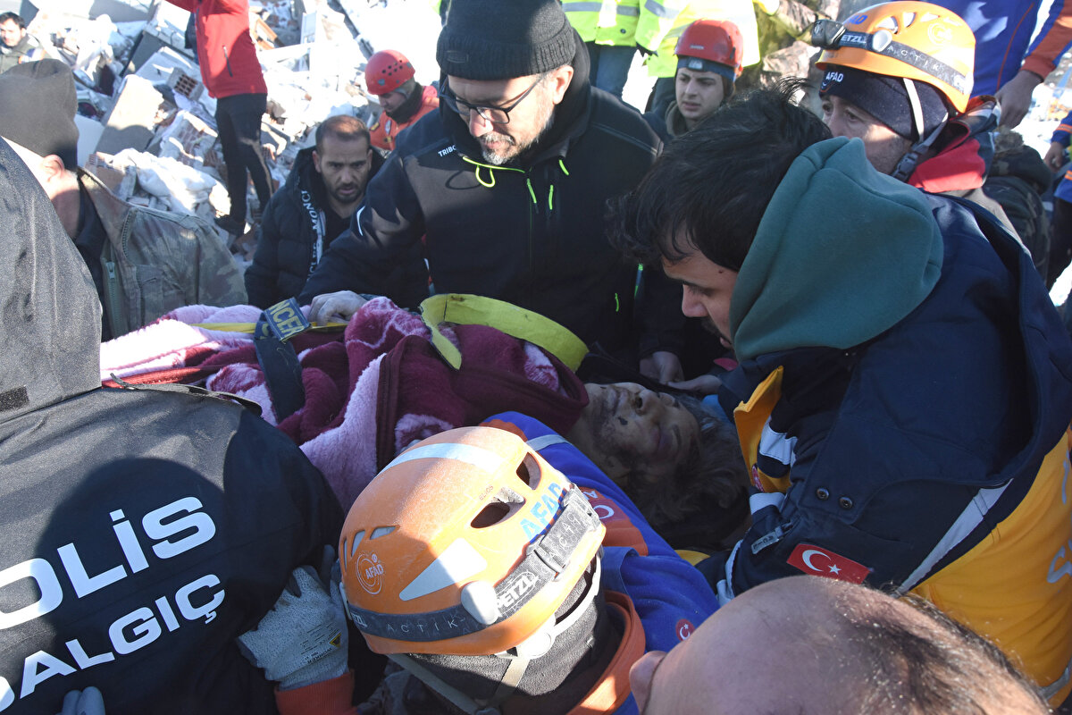 KÖPÜK, 6 KİŞİNİN KURTARILMASINI SAĞLADI<br>Meral Nakır'ın kurtarılmasında Van'dan Malatya'ya gelen AFAD ekibindeki arama köpeği Köpük fayda sağladı. 2 gün boyunca aynı enkazda görev yapan Köpük, toplamda 6 kişinin canlı olarak kurtarılmasında rol oynadı. Son olarak Hayat Sitesi'nde Meral Nakır'ın bulunduğu noktada tepki veren Köpük, ekiplerin çalışmalarını orada yoğunlaştırmasını sağladı. Saatler süren çalışma sonrasında Nakır sağ çıkarıldı.