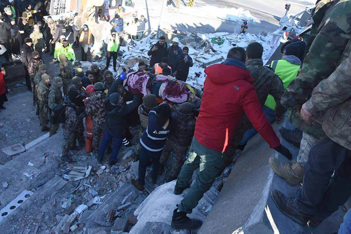 Ekipler 6 katlı binanın birinci katında mutfakta kanepelerin arasında kaldığı belirlenen Meral Nakır ile ses teması kurdu. Yaklaşık 20 saat süren çalışmalar ile üstten bloklar delinerek bulunduğu yere doğru oyuk açıldı. Ekiplerin yaptığı çalışma sonrasında Meral Nakır, 77 saat sonra enkazdan canlı olarak kurtarıldı. Oluşturulan hayat koridorunda elden ele taşınan Nakır, ambulansa alınarak hastaneye kaldırıldı.