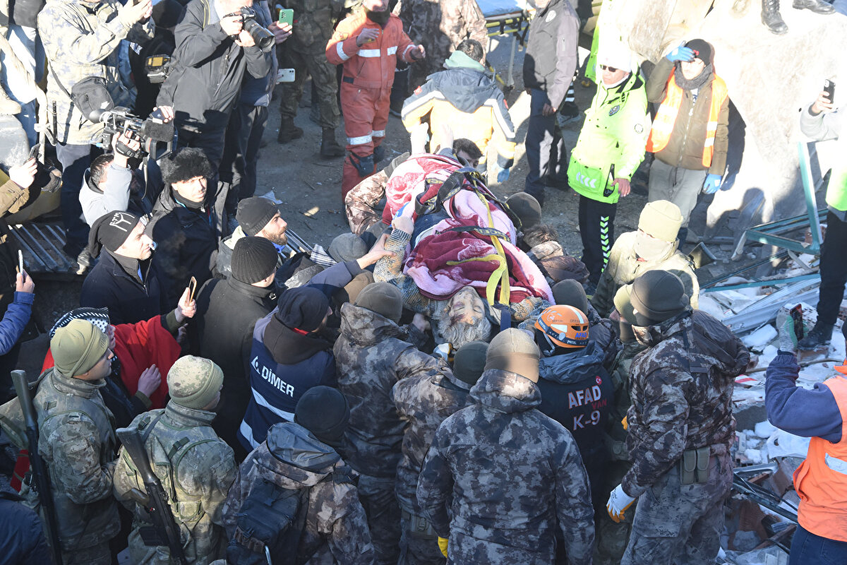 EKİPLERİN SEVİNÇ GÖZYAŞI<br>Arama kurtarma çalışmalarında görev alan ve 20 saat boyunca aralıksız çalışan ekipler, Meral Nakır'ı çıkardıktan sonra birbirlerine sarılarak gözyaşı döktü. Arama kurtarma çalışmalarında, asker, polis, sağlık ekipleri, AFAD, itfaiye ve sağlık ekipleri görev yaptı.