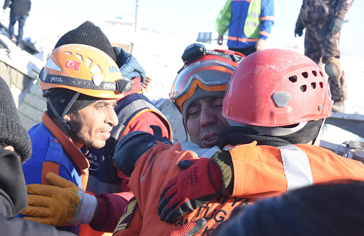 Van AFAD köpek eğitmeni Niyazi Özbek, köpeğin Golden Retreiver cinsi ve 4 yaşında olduğunu belirterek, "4'ü şu anda bulunduğumuz bina olmak üzere toplam 6 kişinin canlı kurtarılmasını sağladı. Son olarak da enkazda Meral teyzemizin bulunduğu alanda tepki verdi ve ekipleri oraya yönlendirdik. Olağanüstü bir çalışma sonrasında bir mucize gerçekleşti ve sağ olarak kurtarıldı. Biz Köpük ile burada görevimize devam edeceğiz" dedi.