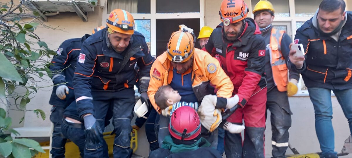 Kahramanmaraş merkezli 7.7 ve 7.6 büyüklüğündeki 10 ilde yıkıma neden olan deprem sonrasında, Erzurum'dan Hatay'a giden AFAD ekibi, enkazlarda kalanları kurtarıyor.