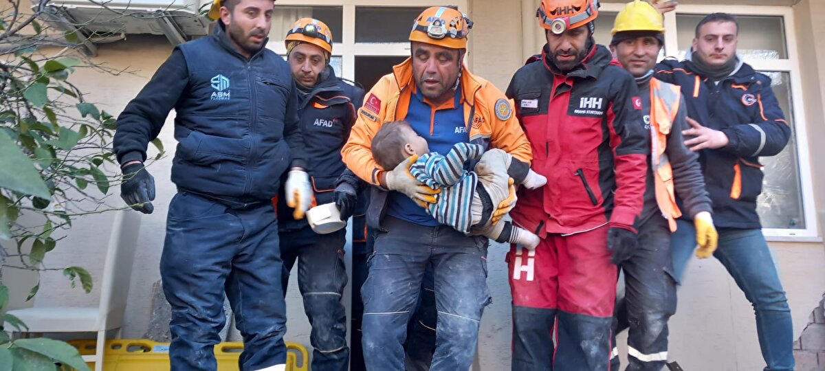 Hatay Odabaşı Mahallesi Öğretmenler Sitesi'ndeki 4 katlı bir apartmanın enkazında çalışan AFAD ekibi, depremden 78 saat sonra sonra 2 yaşındaki Mehmet Tatar'ı kurtardı.