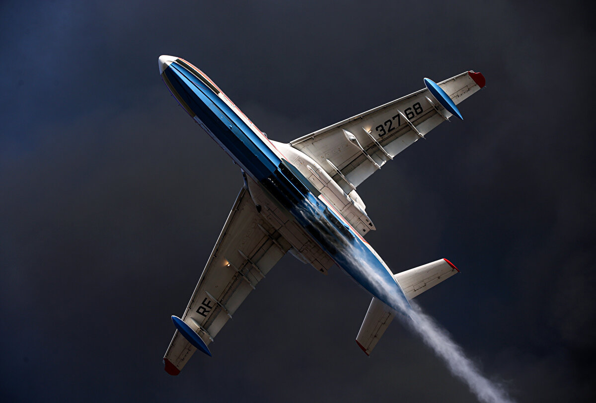 Gemilerin denizden destek verdiği müdahaleyle alevler büyük ölçüde söndürüldü.