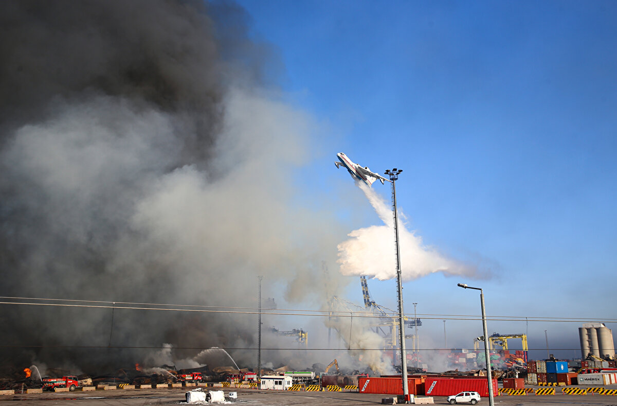 Liman ekipleri, hasar gören çok sayıda konteyneri iş makineleriyle yangın sahasından çıkardı.