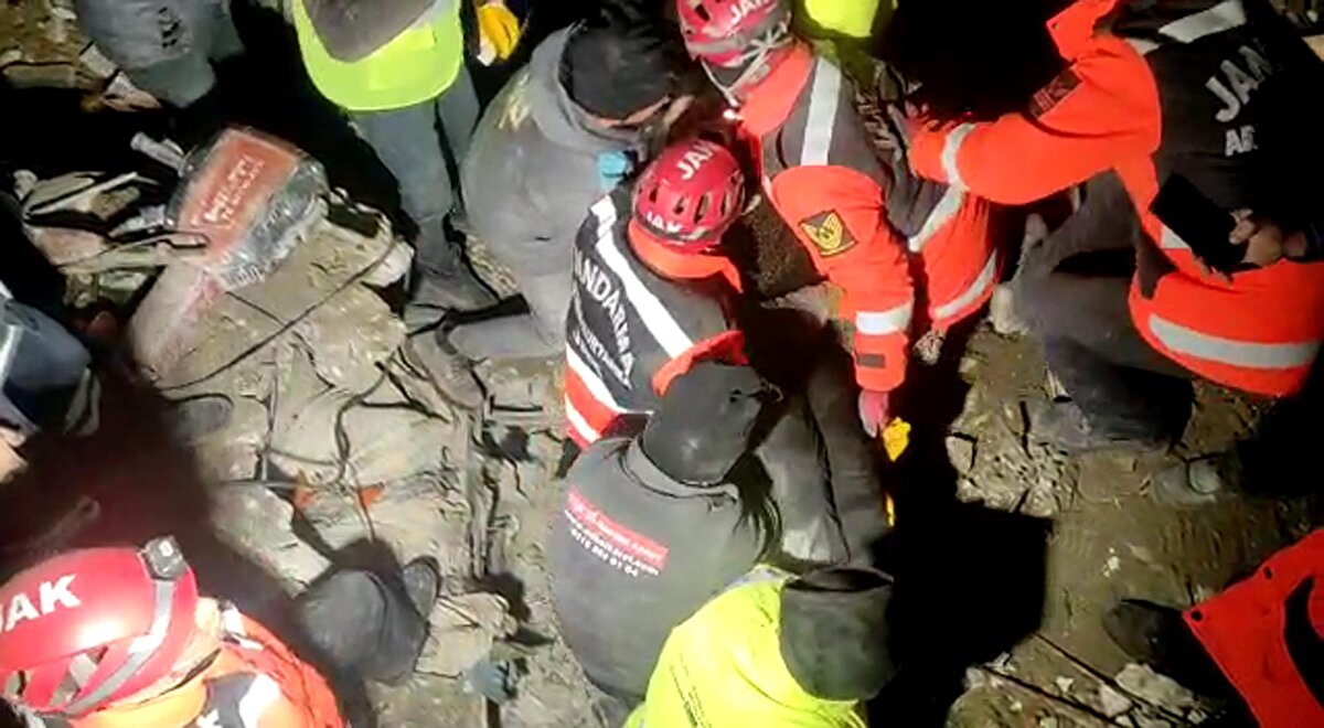 Kahramanmaraş'ta 6 Şubat'ta 7.7 ve 7.6 büyüklüğünde meydana gelen iki depremin yıkıma neden olduğu Hatay'da arama kurtarma çalışmalarına katılan Erzurum İl Jandarma Komutanlığı JAK ekibi, 4'üncü Akevler Sokak'ta 7 katlı bir binada görev aldı.