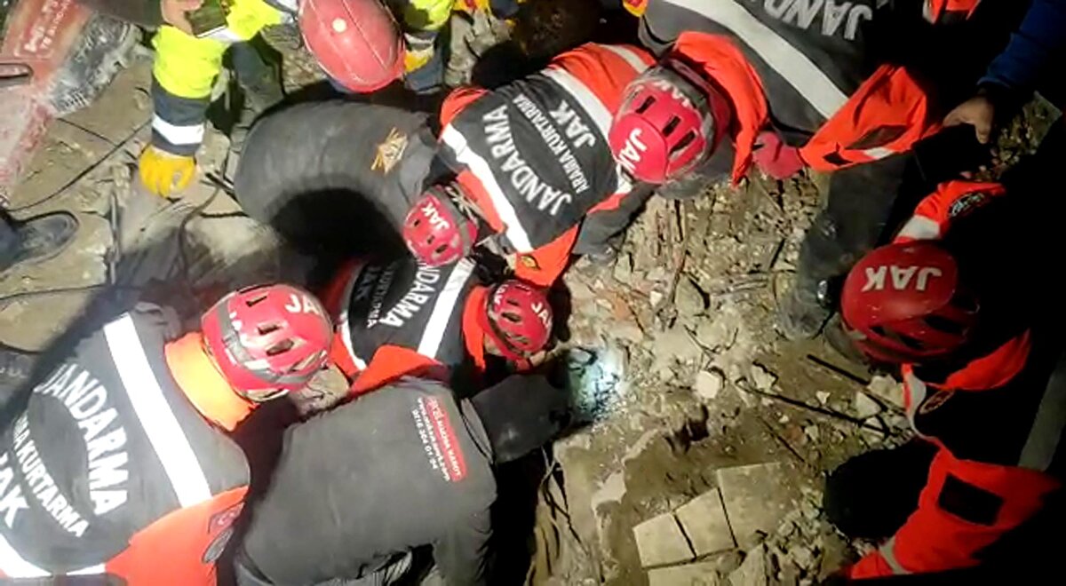 Ekibin yoğun çabaları sonucu depremden 76 saat sonra bir kız çocuğu enkazdan çıkarılarak sağlık ekiplerine teslim etti.