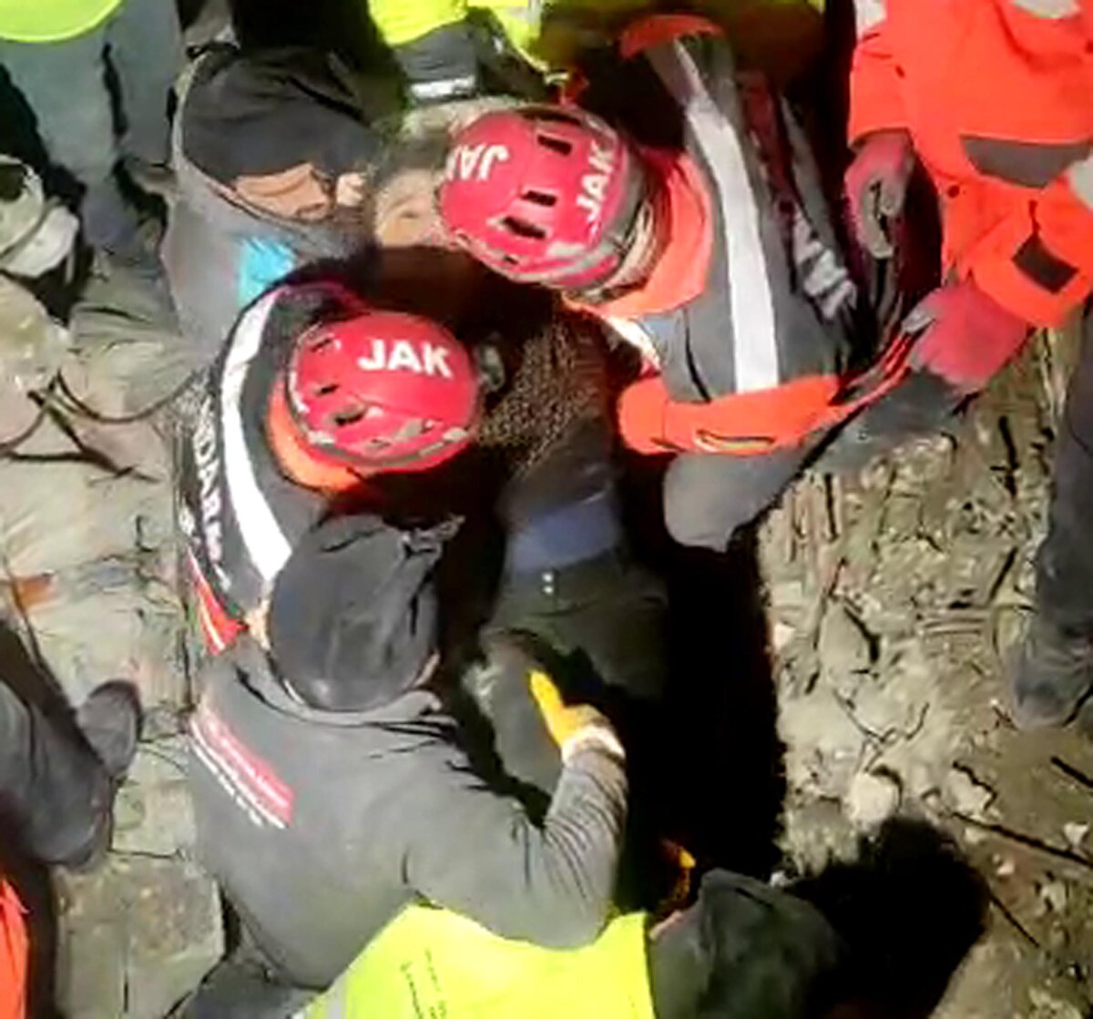 Öte yandan JAK ekibi dün de Cebrail Mahallesi Fatih Caddesi'nde 6 katlı bir binanın enkazından Ömer Bal'ı (56) depremin 56'ncı saatinde kurtarmıştı.