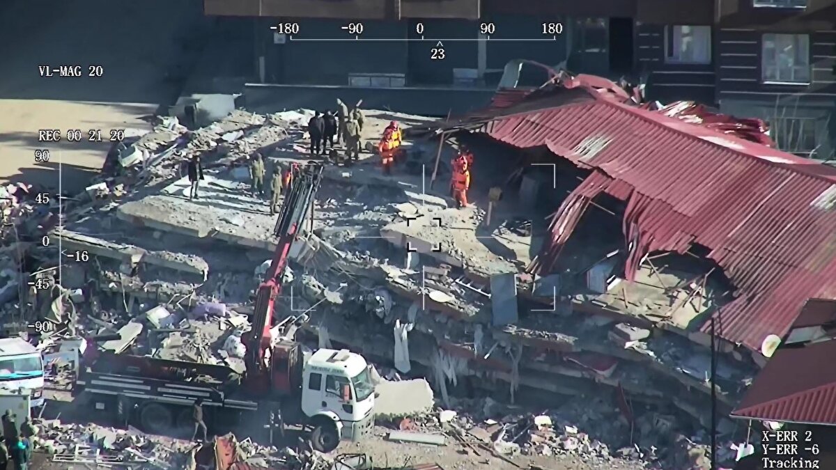 KURUMLARLA EŞ GÜDÜMLÜ ÇALIŞMA<br>Açıklamada, hasar tespitlerinin kurumlarla eş güdümlü gerçekleştirildiği belirtilerek, şöyle denildi:<br>"MAKS numarataj ve nüfus verileri ile sisteme eklenen ihbar verileri eşleştirilerek, ATLAS sistemine entegre edilmiştir. İlgili veriler, depremde görevli tüm ekiplerimizin kullanımına açılmıştır.