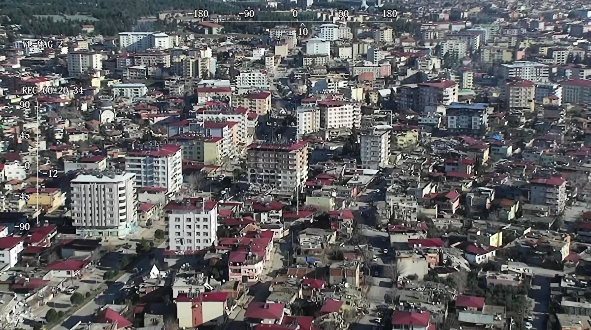 Bakanlık Coğrafi Bilgi Sistemleri Genel Müdürlüğü Koordinasyon Merkezi'nden yürütülen çalışmalar kapsamında; 81 ilde tamamlanan 3 boyutlu dijital şehir ikizi teknolojisiyle elde edilen görüntüler ve koordinat bilgileri, 10 ilden 12 İHA, dronlar ve uyduların aldığı görüntülerle karşılaştırılarak hasar tespit çalışmaları yapılıyor.