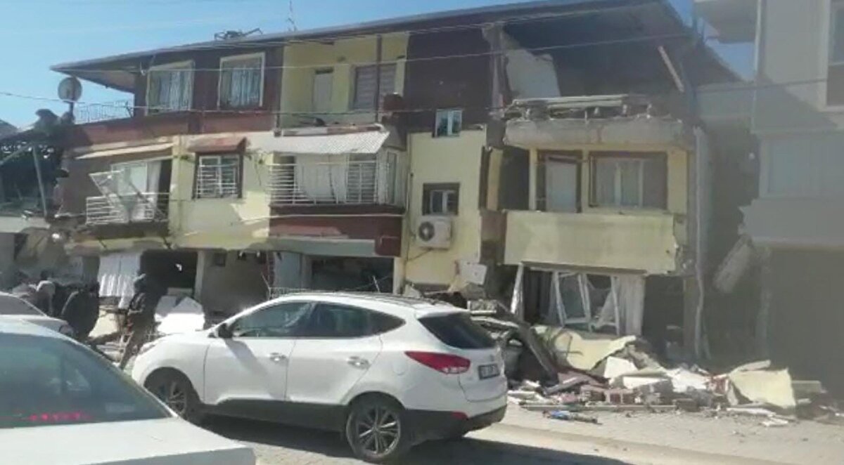 YIKIMIN 3 ANA NEDENİ <br>Yıkımın insan kaynaklı en büyük nedeninin ise bina kalitesizliği olduğunu vurgulayan Prof. Dr. Sözbilir, "Yıkılan binaların önemli bir bölümü 2 bin yılı öncesine ait olmasına rağmen, yeni binaların da yıkıldığı gözlenmiştir. Yıkılan binaların önemli bölümünde kat sayısı 1-4 arasında değişmektedir. Kısacası; Hatay'daki yıkımların ana nedenleri, zayıf zeminler üzerinde gerekli önlemleri almadan yapılaşma, deprem yönetmeliklerine göre inşa edilmemiş binaların çokluğu ve diri fay zonları üzerinde yapılaşmanın olması olarak özetlenebilir. Bu nedenle bilimsel hazırlıkları tarafımızdan tamamlanmış ve yönetmeliği hazırlanmış olan fay yasasının bir an önce çıkarılması hayati derecede önem taşımaktadır" diye konuştu.