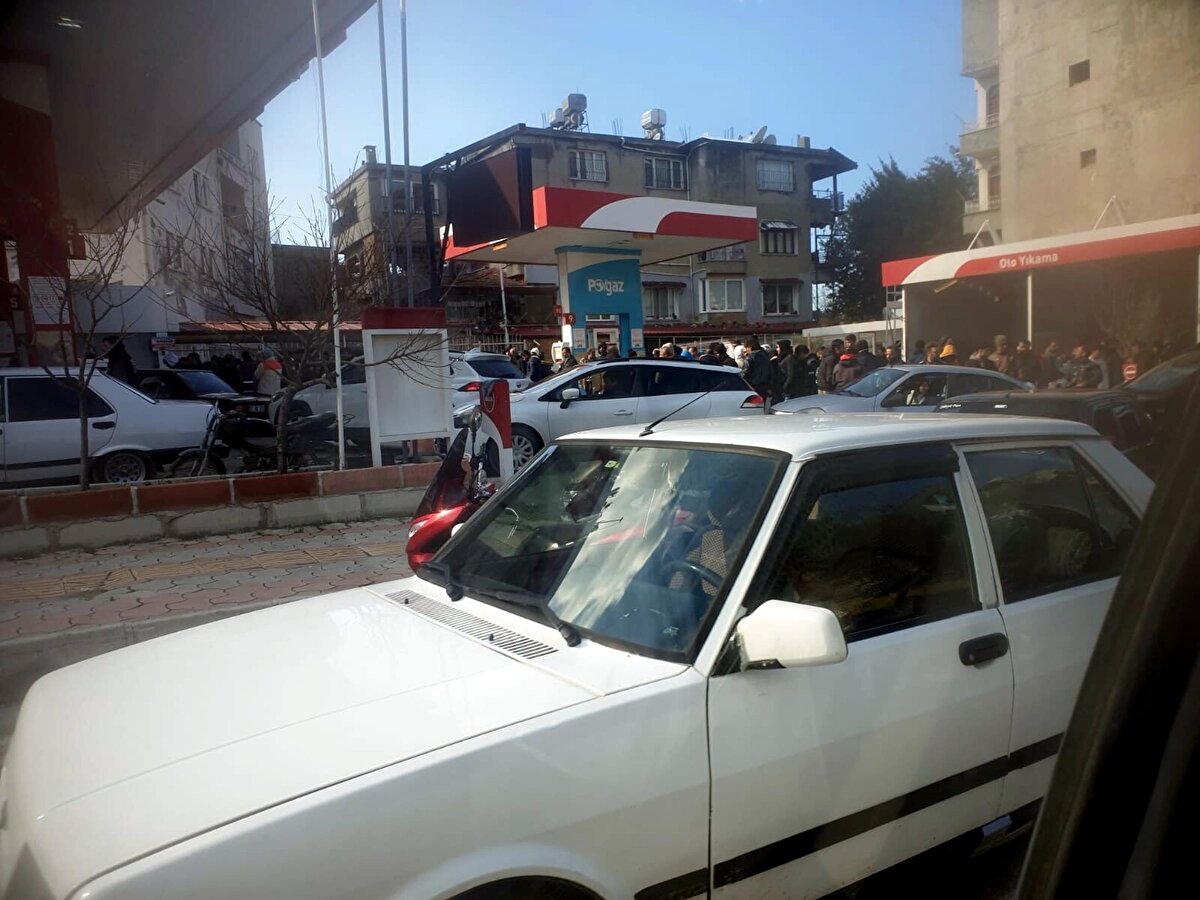 "Yıkımların önemli bir bölümünün gerçekleştiği Karasu ve Amik ovalarını oluşturan zeminin zayıf olması ve yeraltı su seviyesinin yüksek olması, sıvılaşma dediğimiz olaya neden olduğundan zemin taşıma gücünü yitirmiş. Binaların yerin içine göçmesine neden olmuş. İkinci doğa kaynaklı neden ise, yerleşim yeri altından geçen diri fayların varlığıdır. Normal koşullarda yakın gelecekte deprem üretme potansiyeli olan diri faylar üzerinde yapılaşmaya izin verme aşamasında jeolojik etüt ve mikro bölgeleme çalışmaları sırasında karar verilmektedir. Fakat Antakya ilçesinin yakın zamanda yapılan bu etütlerinde diri fayların göz ardı edildiği ve yapılaşmaya kapatılmadığı anlaşılmaktadır. Yani fay yasası uygulanması gerektiği yerde uygulanmamış. Bu yanlış kararın mutlaka yeniden değerlendirilmesi gerekiyor. Çünkü yaptığımız gözlemler, bu bölgedeki fayların deprem ürettiğinde yeryüzünü fay hattı boyunca parçaladığını ve üzerindeki yapıları yıktığını göstermiştir."