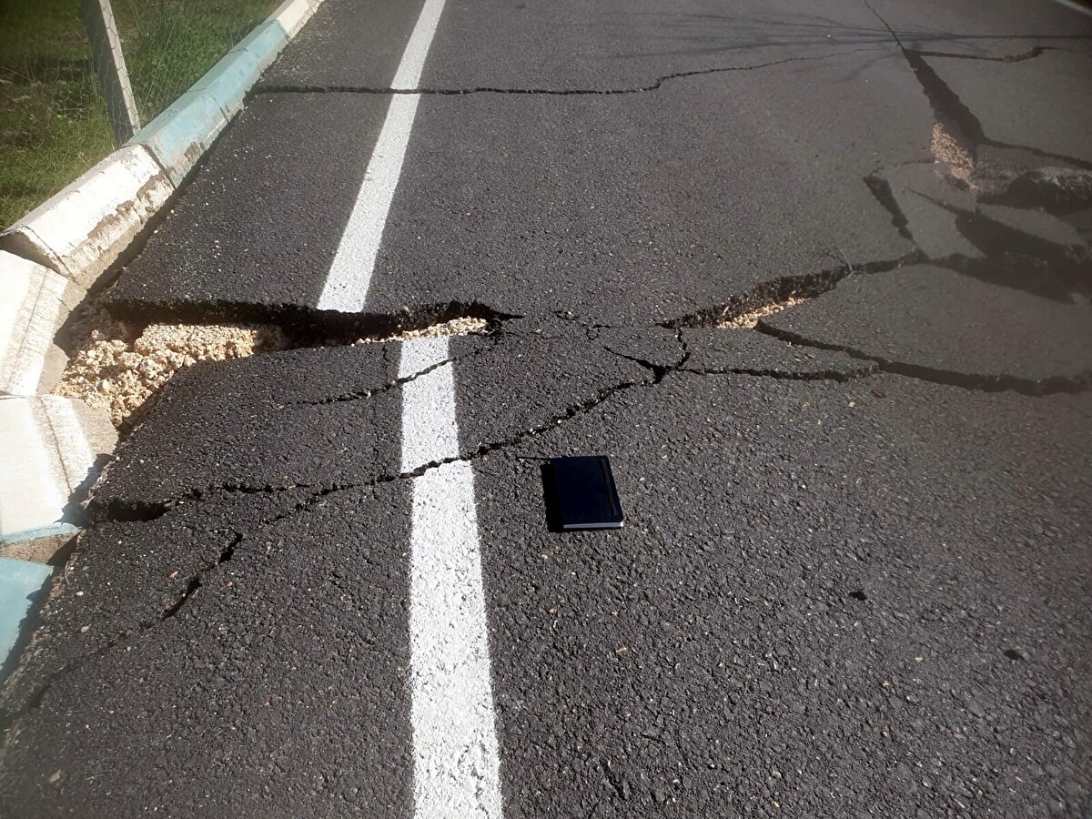 'İNSAN VE DOĞA KAYNAKLI'<br>Bugün yaptığımız gözlemlere göre, en çok hasar gören kentlerden Hatay'daki yıkımların nedeninin hem insan ve hem de doğa kaynaklı olduğunu söyleyebiliriz" diyen Prof. Dr. Sözbilir, şöyle devam etti: