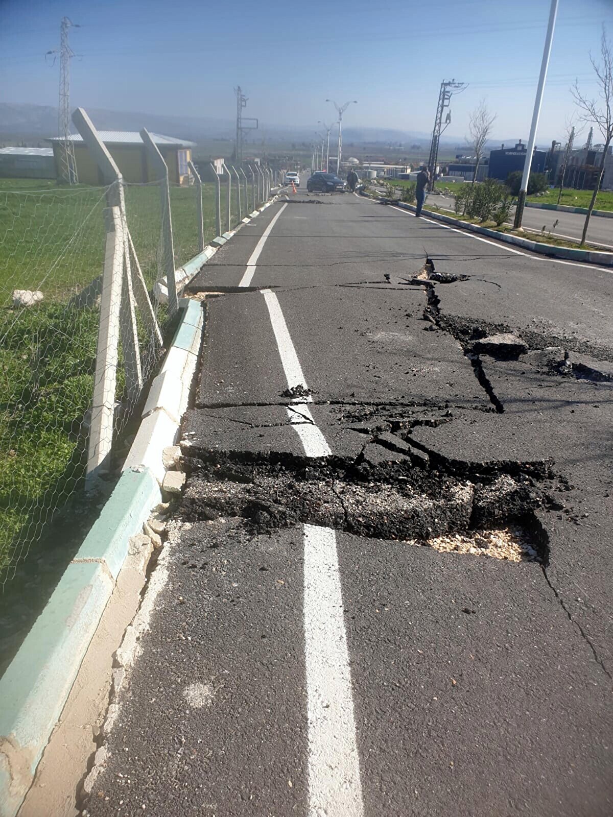 Sözbilir, "Depremden en az zararla çıkmak için yapılanlar, 84 yıldan beri biliniyor. Bunu ilk ne zaman anladık? 84 yıl önce meydana gelen 1939 Erzincan depremi. 52 saniye süren bu depremde, 33 bin vatandaşımız can vermişti. Bu depremden hemen sonra bölgeye gelen MTA Enstitüsü'nde de çalışan Wilhelm Salomon-Calvi, can ve mal kaybının bu kadar çok olmasını 3 ana nedene bağlamıştı. 1'incisini hatalı bina inşası, 2'ncisi zayıf ve sıvılaşma tehlikesi olan zeminler üzerinde yapılaşma, 3'üncü neden ise depremin sismik kaynağı yani fay üzerinde yapılaşmadır. Bu 3 ana neden 84 yıldır yaşanan depremlerde değişmedi. 6 Şubat depreminde de yıkıma neden olan ana nedenler bunlar oldu" dedi.