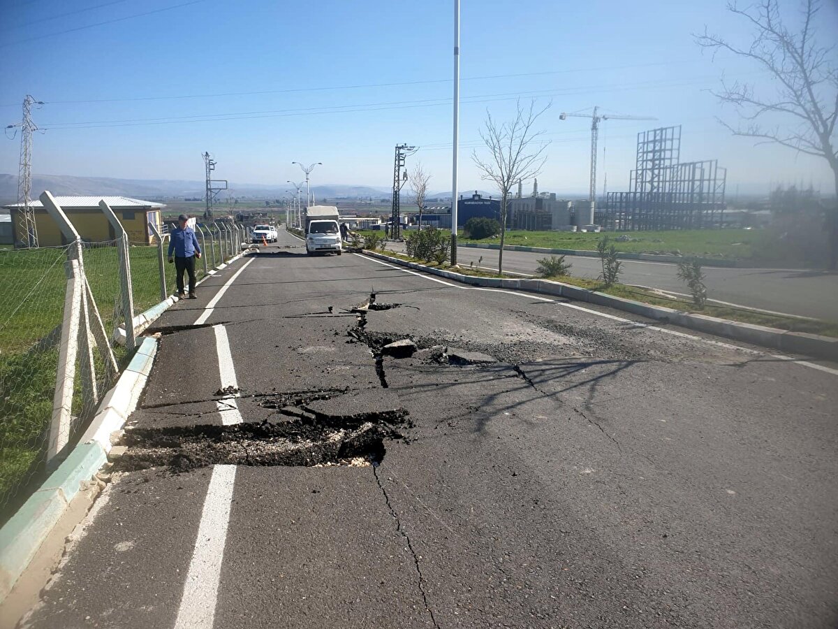 DEÜ DAUM Müdürü ve Jeoloji Mühendisliği Bölümü Öğretim Üyesi Prof. Dr. Hasan Sözbilir, afet bölgesine Afyon Kocatepe Üniversitesi Deprem Uygulama ve Araştırma Merkezi Müdürü Prof. Dr. Çağlar Özkaymak ve DEÜ-DAUM'dan Öğretim Görevlisi Dr. Özkan Cevdet Özdağ, Eskişehir Osmangazi Üniversitesi Öğretim Üyesi Prof. Dr. Volkan Karabacak ile giderek incelemeler yaptı. Kendisi de Hataylı olan ayrıca bazı uzak akrabaları göçük altında kalan Prof. Dr. Hasan Sözbilir, depremin en çok vurduğu illerden Hatay'da yıkımın neden bu kadar etkili olduğunu değerlendirdi.