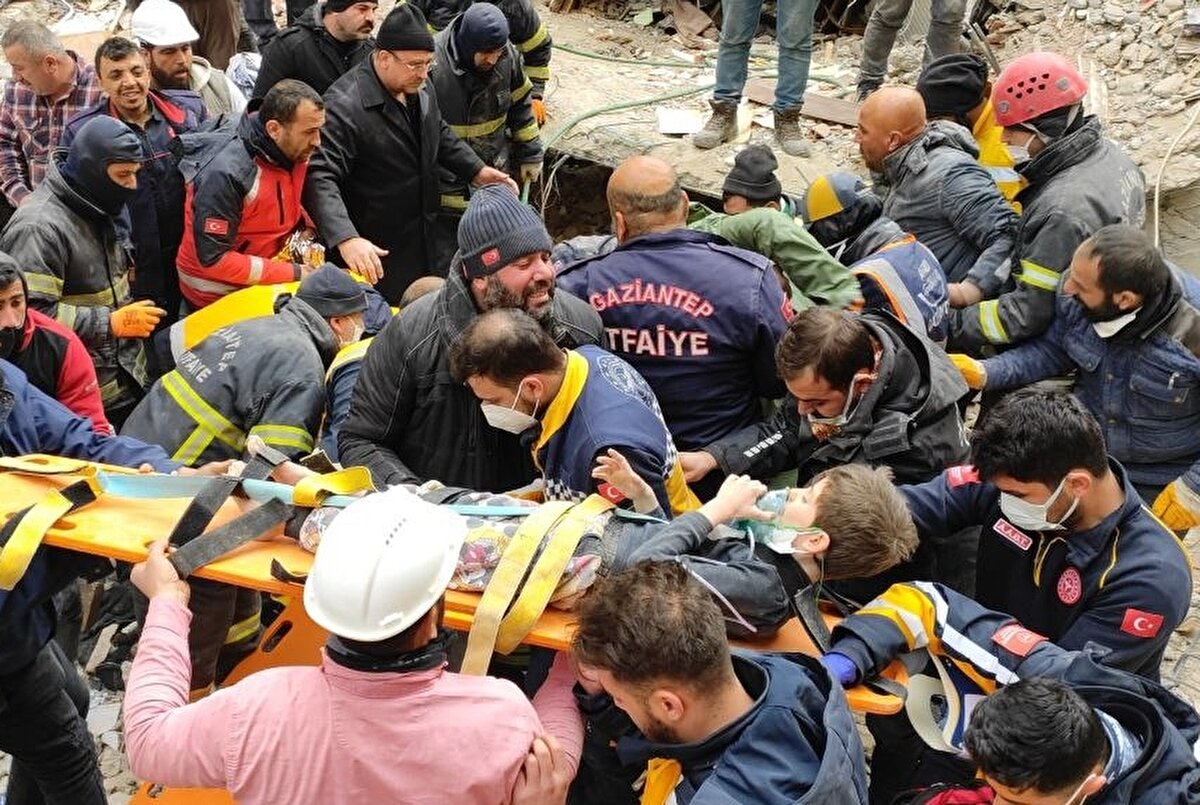 Ortam dinlemesinin ardından enkazın altından biri çocuk 2 kişi çıkarıldı.<br><br>