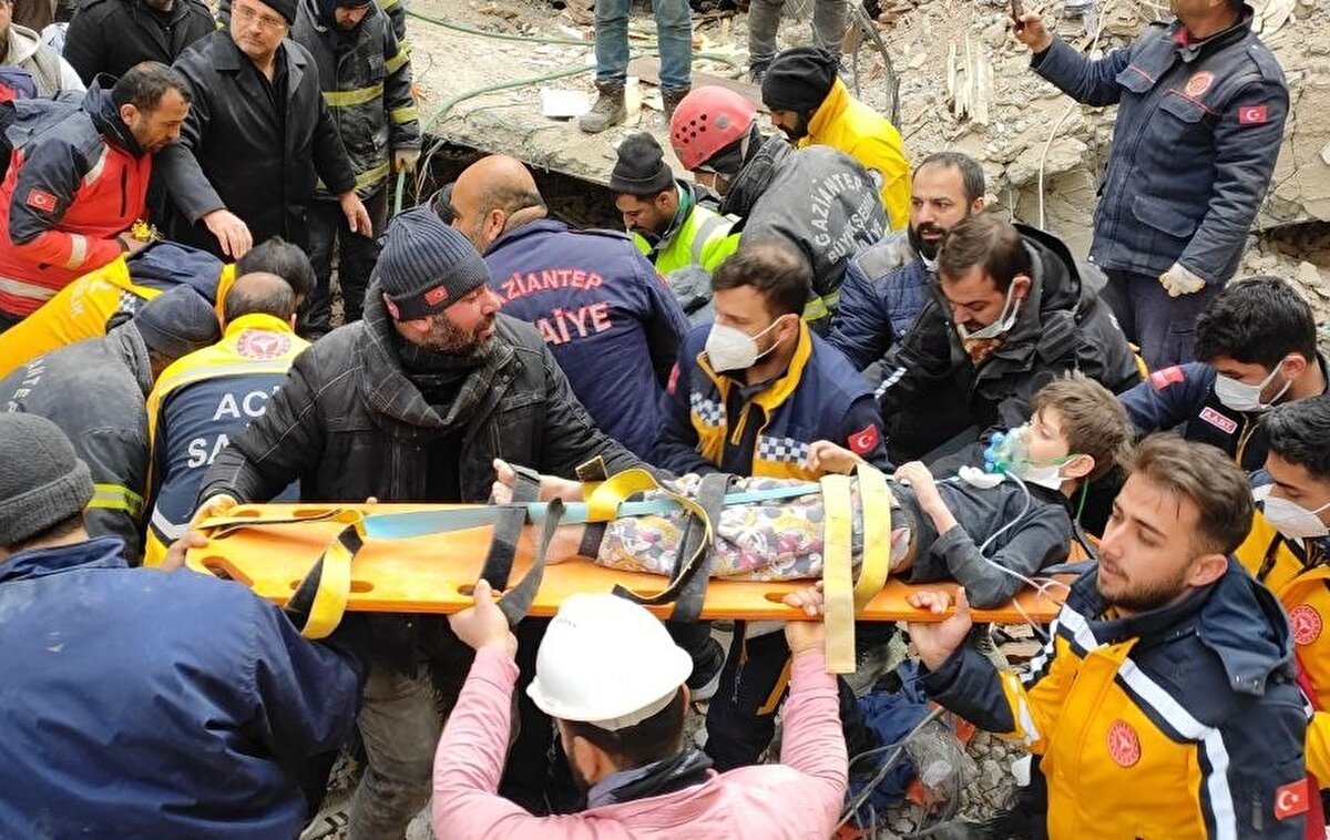 Bölgedeki arama kurtarma çalışmaları sürüyor.<br><br><br><iframe width="560" height="315" src="https://www.youtube.com/embed/70_iDFKBjuY" title="YouTube video player" frameborder="0" allow="accelerometer; autoplay; clipboard-write; encrypted-media; gyroscope; picture-in-picture; web-share" allowfullscreen></iframe>