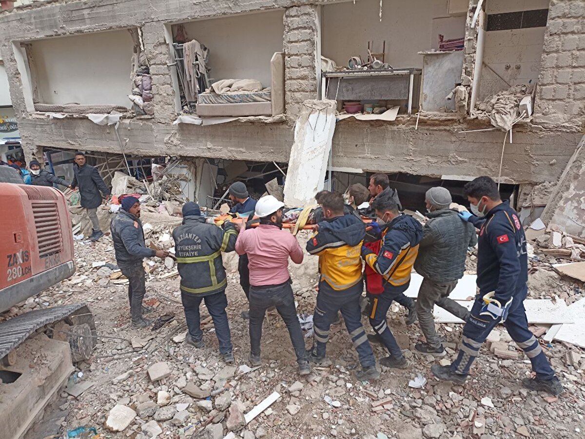Depremin üzerinden geçen 105 saat sonra ulaşılan yaralılar, hastaneye kaldırıldı.<br><br>