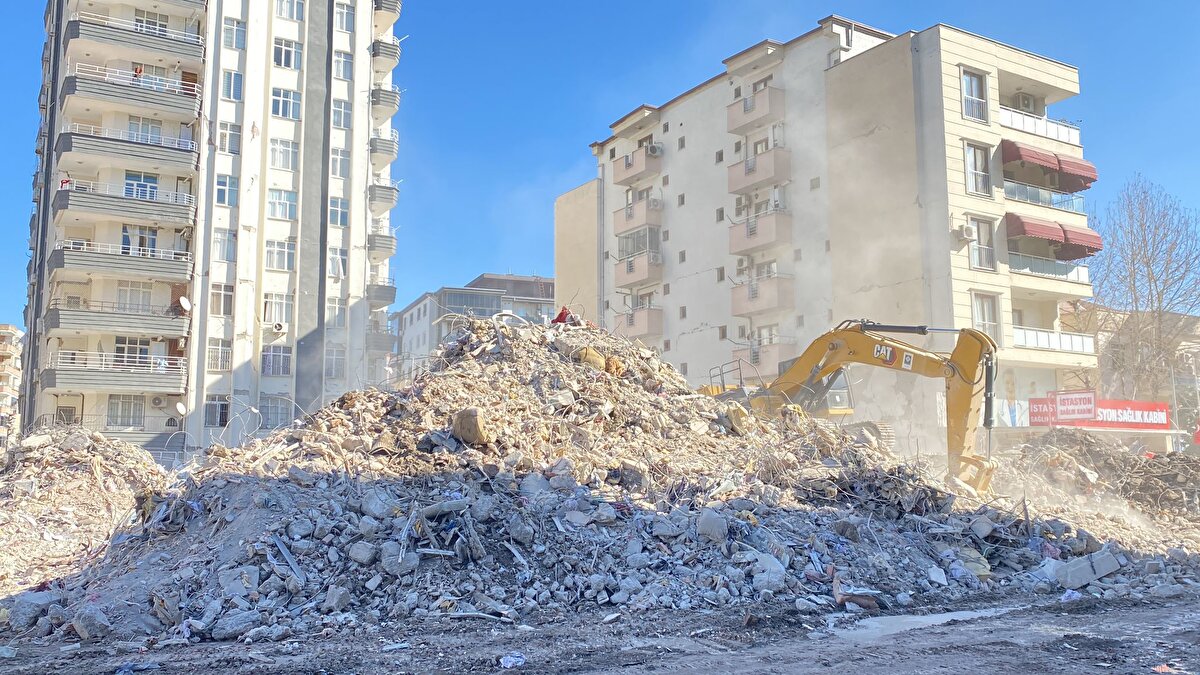 Enkazda başka kimse kalmadığı saptanınca arama kurtarma çalışmaları sonlandırıldı. Ardından da enkaz kaldırma çalışmaları başladı. Aynı bölgede termal cihazlarla ısı saptanan enkazda da hummalı bir çalışma yapılıyor.