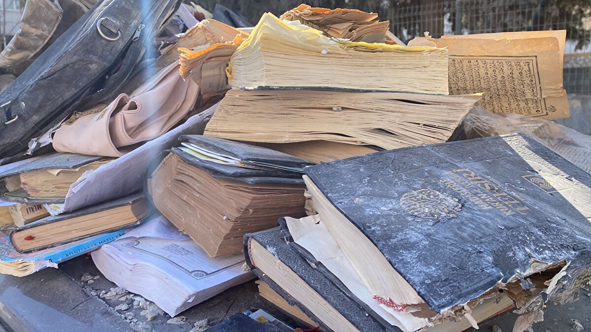 Eser Mahallesi'nde yerle bir olan 10 katlı Çomu Plaza'da onlarca insanın cansız bedeni çıkarıldı. 