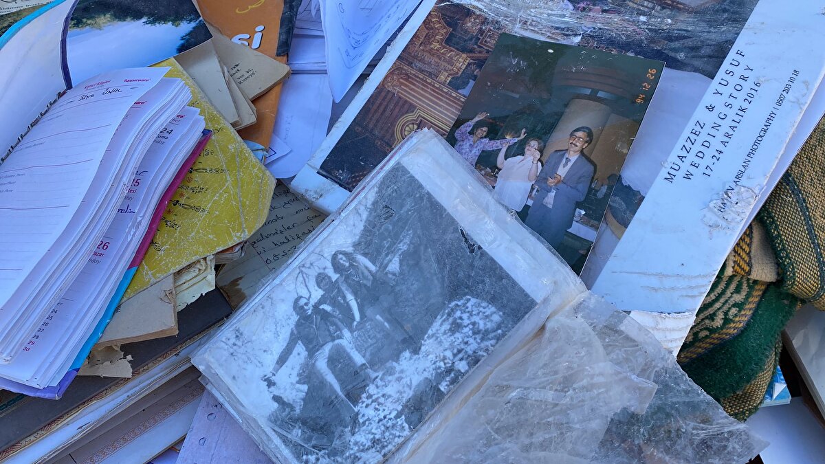 Fransız ekiplerin de katıldığı çalışmalar sırasında enkazdan çıkartılan düğün albümleri, kitap ve oyuncaklar ise görenlerin yüreğini burktu