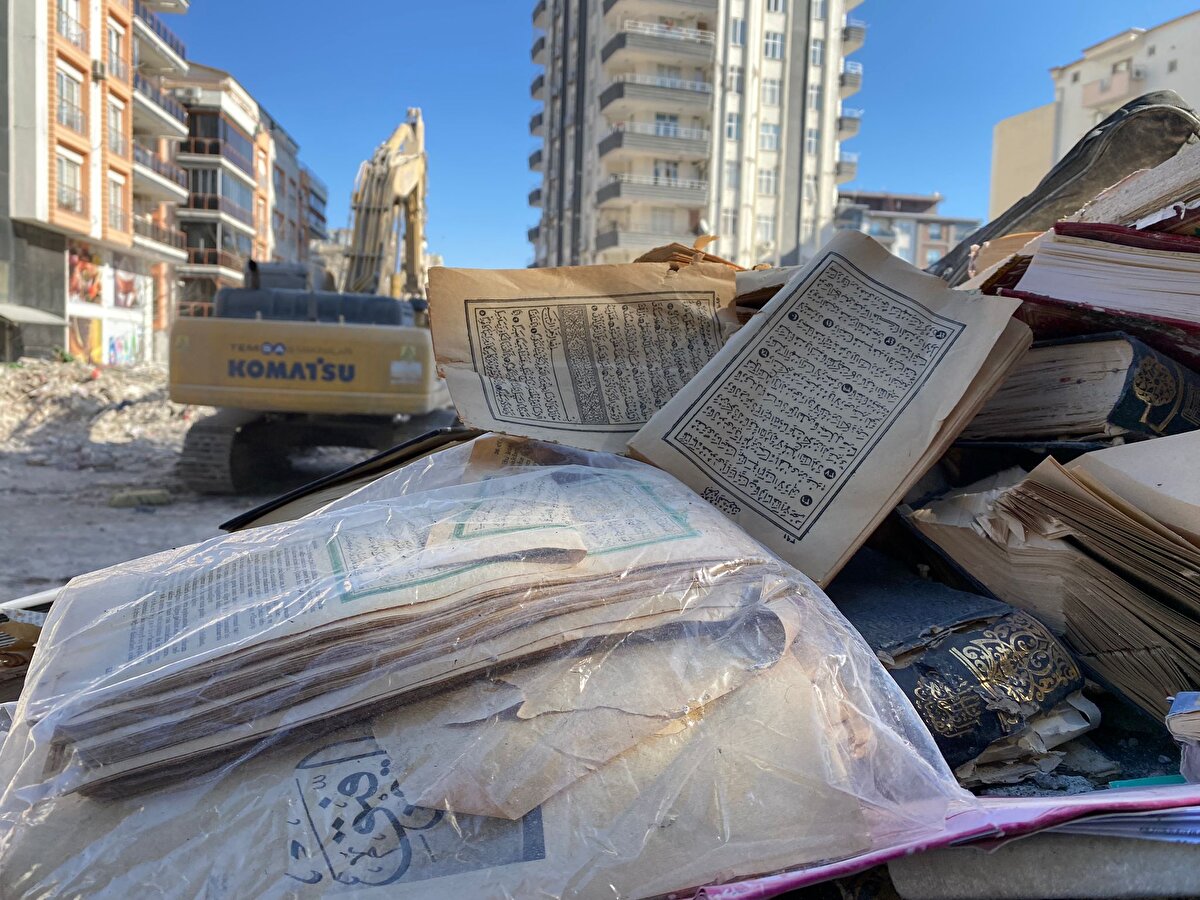 326 binanın yıkıldığı, 877 kişinin hayatını kaybettiği, 2 bin 300 kişinin de yaralandığı Osmaniye'de hem arama kurtarma hem de enkaz kaldırma çalışmaları sürüyor.