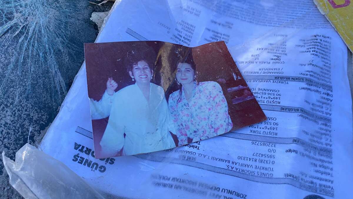 . Eşyalar bahçede öbek öbek toplanıp, aile yakınları tarafından alınması bekleniyor. 