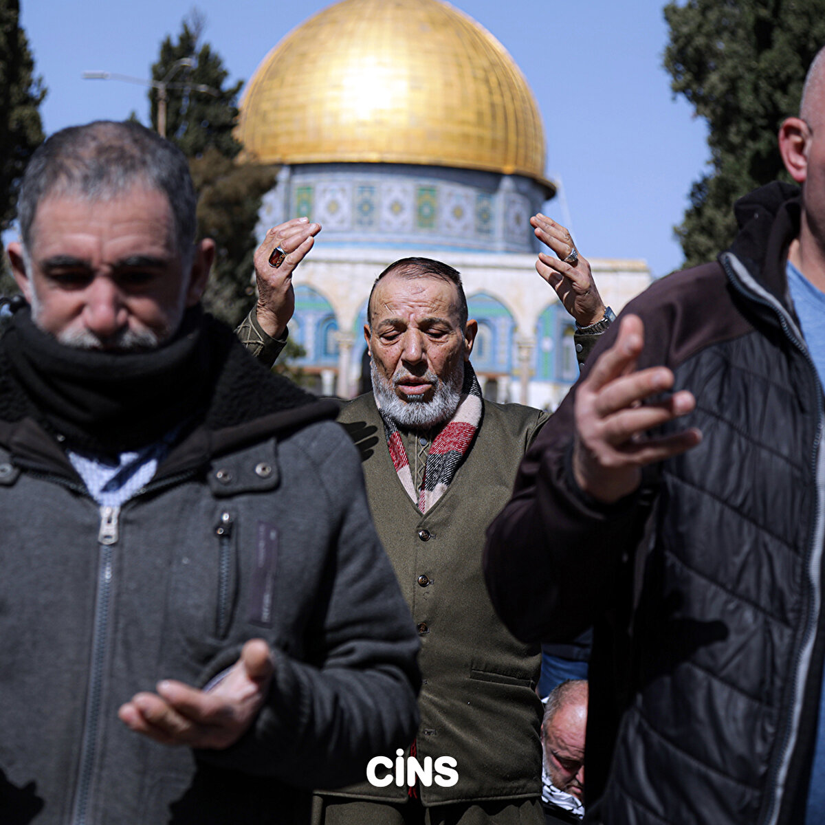 Depremzedeler için gıyabi cenaze namazı kılındı 