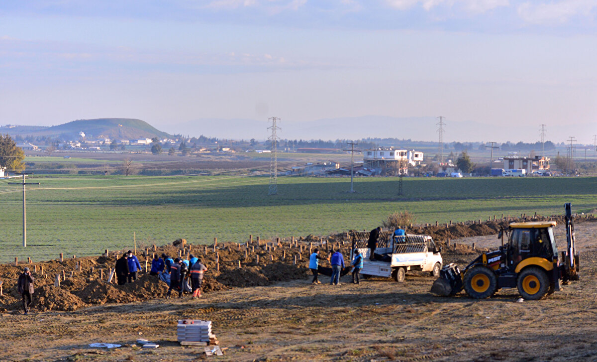 Pazarcık ve Elbistan merkezli 2 depremde 100 saat geride kalırken, Hatay'da binlerce kişi yaşamını yitirdi. Antakya ilçesinde AFAD koordinasyounda belirlenen alana defin işlemleri başladı. 