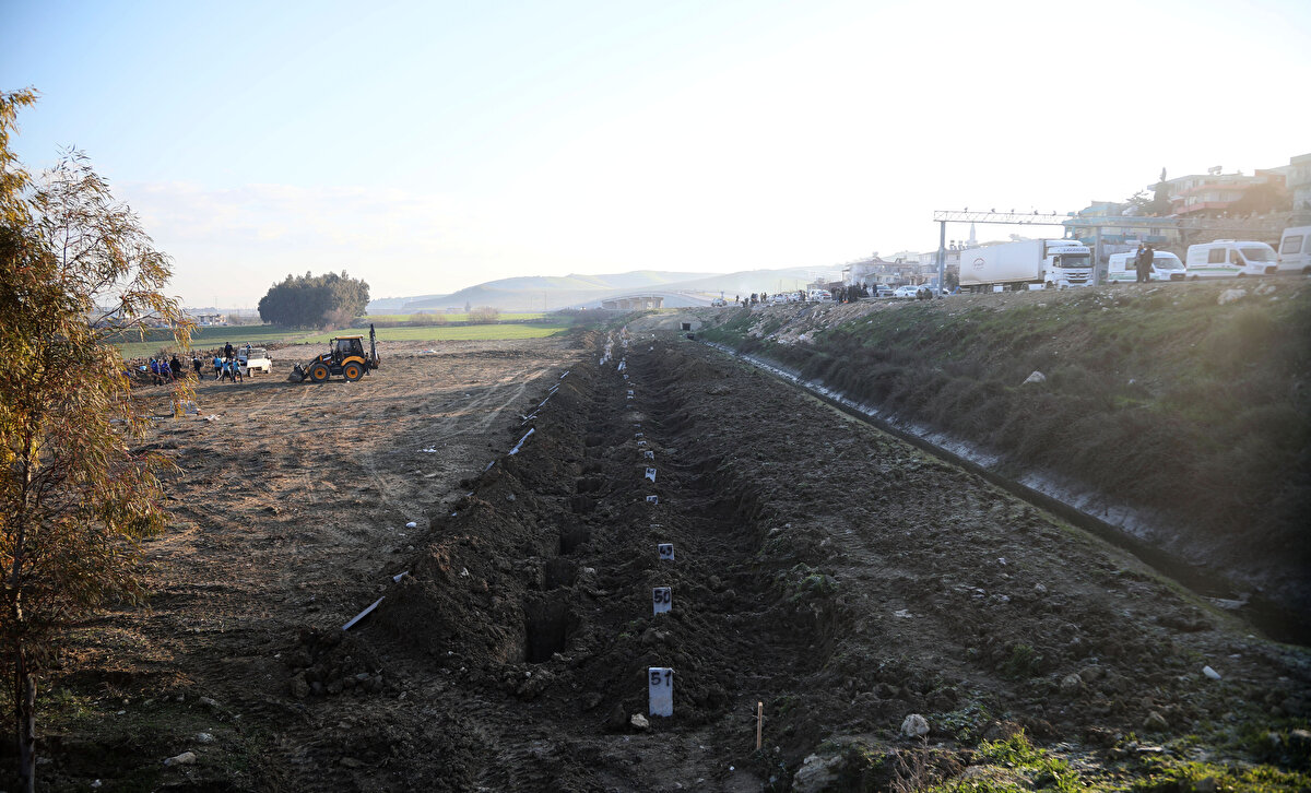 Cenazeler işlemlerin hızlı yapılabilmesi ve karışıklığı önlemek için mezar taşlarına isim yerine numara veriliyor.